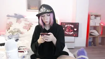 MyLittleRain plump bitch massages nipples