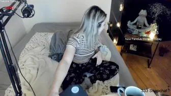 kimilee22 cute fucks herself