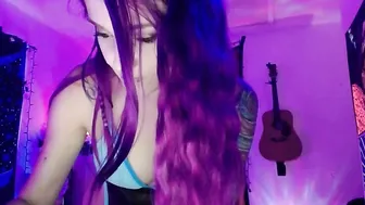 malunaa playing with sex toys