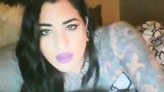 giabrixton Beautiful chicks show off big butts.