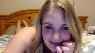 sexylexi Crazy chick spreads legs