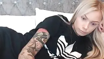 lilyessex_x Busty wench pulls pussy