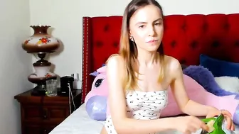 sassy3va Shrew babe fucks her pussy with a phallus