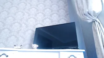 Vero19nika beauty is resting with pussy