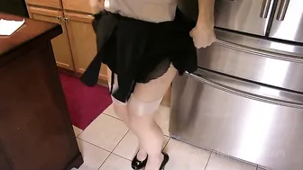 tarataintonxxx  spectacular skin cleaves the vagina with a large dildo