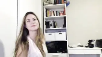 ashley alban  the obstinate queen pulls the cap