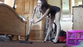 kelly hart & in a new apartment shows a striptease