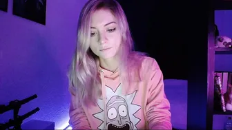 jollenne  Fiery chick