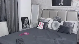 michaminxxx slut fingers her pussy