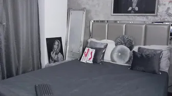 michaminxxx slut fingers her pussy