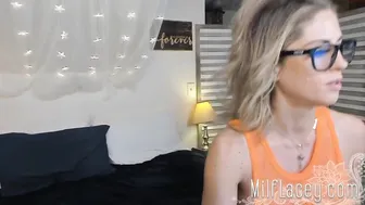 milf_lacey  in oil shows a graceful body