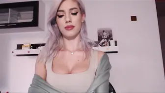 i_am_sarahxxx  shows her pussy on the chair