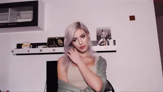 i_am_sarahxxx  shows her pussy on the chair