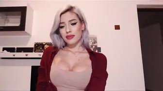 i_am_sarahxxx  shy babe shows her natural tits