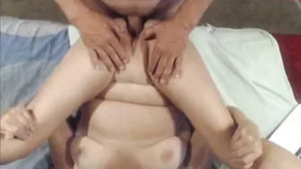 enjoyxxxallxxx juicy mom shakes her ass