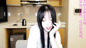 eileen_li  cute bitch masturbates with a vibrator