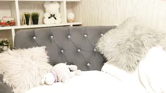 _jenniferr_  vicious bitch tightly stretches her pussy