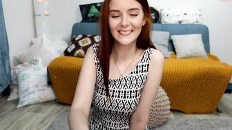little_mystery  dark skinned lady gently jerks her pussy