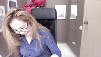 golden_n busty slut poses naked