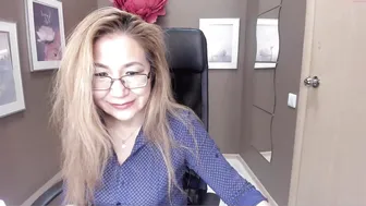 golden_n busty slut poses naked