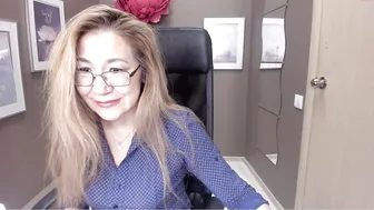 golden_n busty slut poses naked