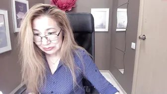 golden_n busty slut poses naked
