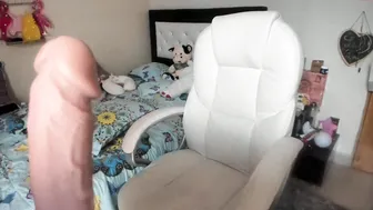 noemibcnz cute passion pulls the cap with his fingers