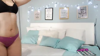 xxxcome_herexxx pleasant babe touches sexual lips with fingers