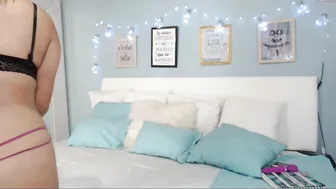 xxxcome_herexxx pleasant babe touches sexual lips with fingers