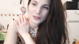 sweetmandyy fucks herself on the sofa