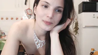 sweetmandyy fucks herself on the sofa