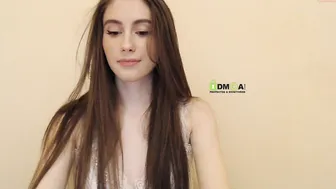 snowww_white playing with her pussy