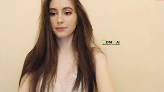 snowww_white playing with her pussy