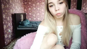 babyfromtheforest hot babe jerking off her cunt