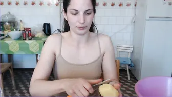 sweetmandyy chick with slack tits dancing in front of the camera