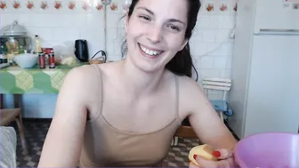 sweetmandyy chick with slack tits dancing in front of the camera