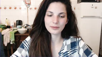 sweetmandyy courtesan takes off her tights, showing charms