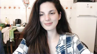 sweetmandyy courtesan takes off her tights, showing charms