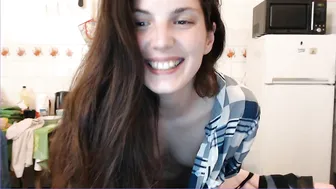 sweetmandyy courtesan takes off her tights, showing charms