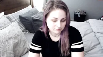dylann_dixxon juicy babe fucks her shaved pussy
