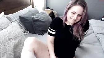 dylann_dixxon juicy babe fucks her shaved pussy