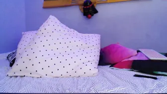 aleksandra_ fucks herself on the sofa