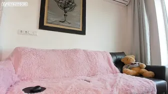 SweetButtocks  pulls pussy to orgasm