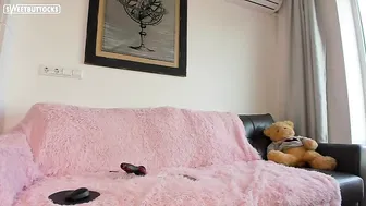 SweetButtocks  pulls pussy to orgasm