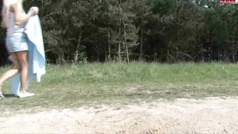 PrettyNina Vom Spanner auf der Lichtung durchgev??gelt und in den Mund gespritzt