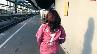 Skandal??se freiz??gige Bahnfahrt! Zug ist voll und ich zieh mich aus! mit HOT-KINKY-ME