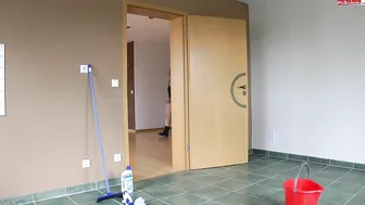 mydirtyhobby bigbooty-wife Bigbooty-wife schrubbt die Fliesen im Badeanzug!