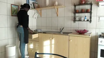 African-flower Fremdfick! Ehefrau mit schwarzem Dienstm?дdchen betrogen