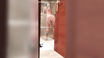 Leonie-pur Privates Handyvideo! Was zur H??lle!! Perverser filmt mich heimlich unter der Hoteldusche 12.09.19_2160p