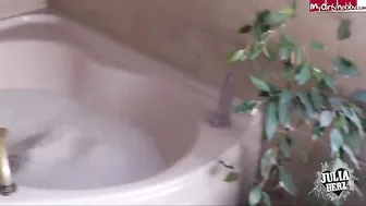 Julia-Herz Hei?Яes Baden in sexy Klamotten